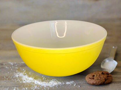 Yellow Pyrex 4 Quart Mixing Bowl